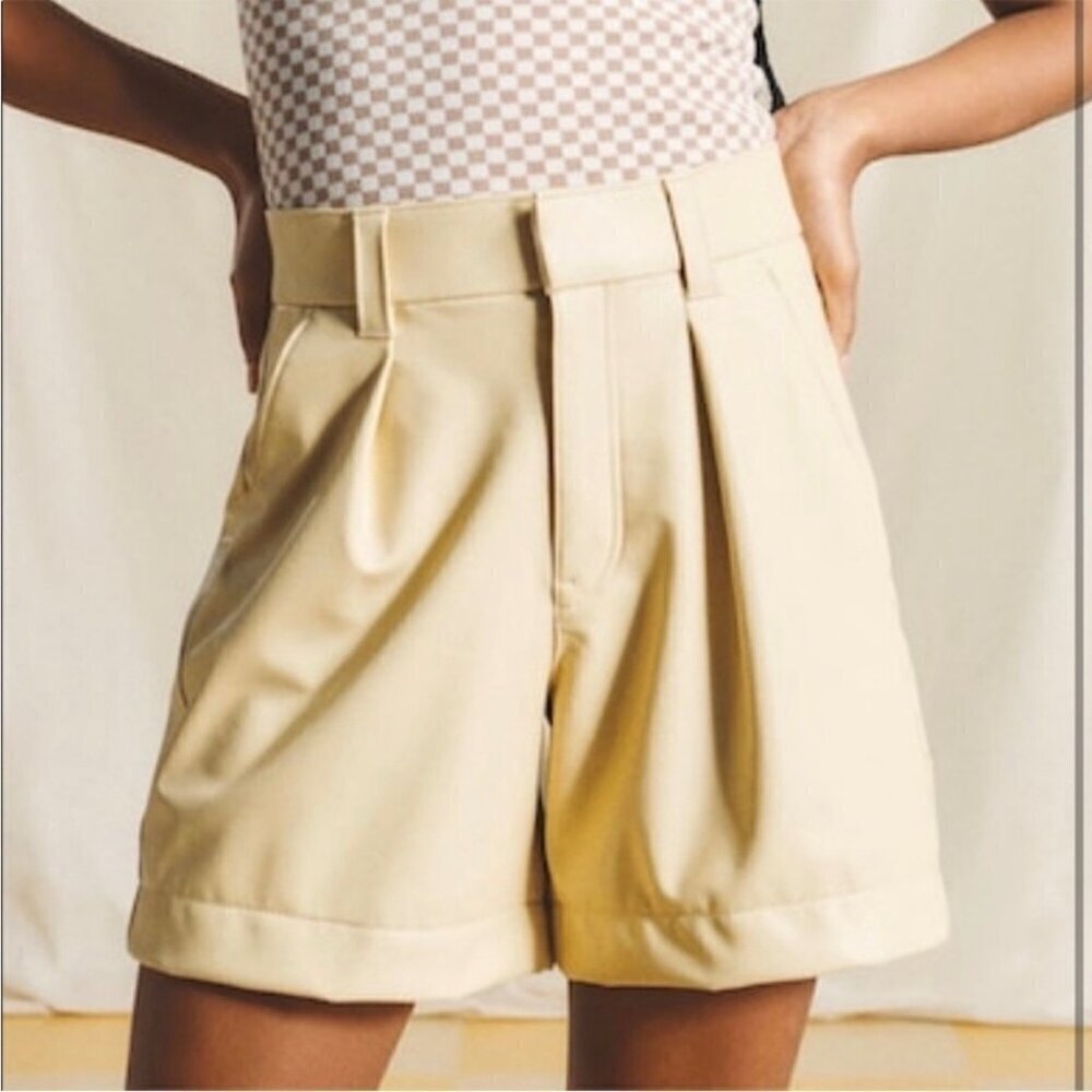 Abercrombie & Fitch Faux leather cream pleated High Rise shorts Size XS pockets